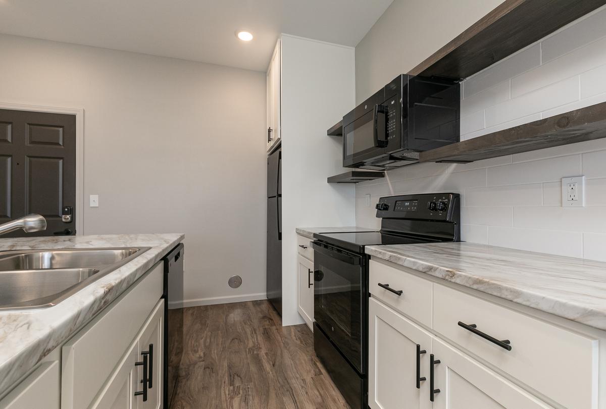 1 Bedroom Deluxe: Kitchen