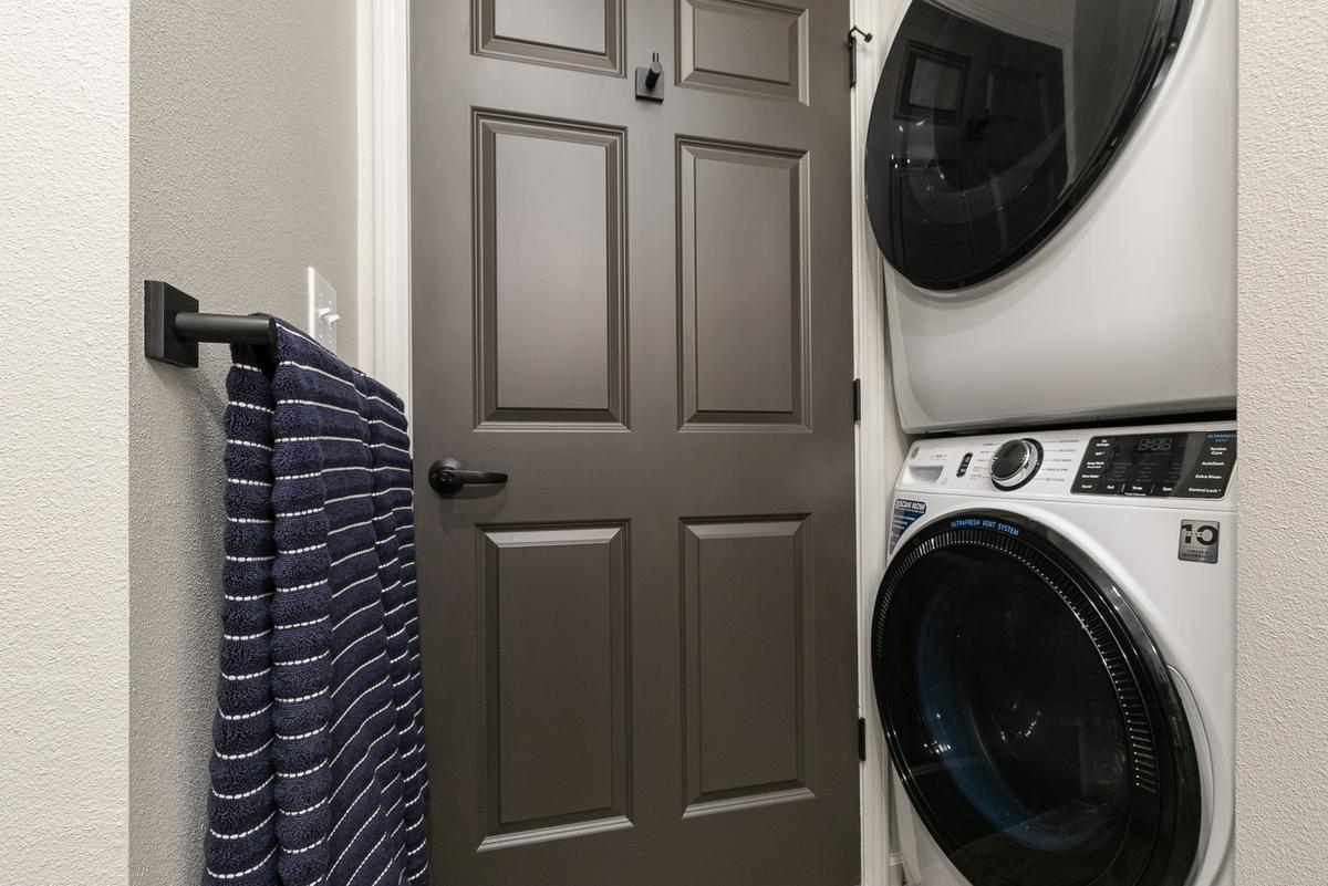 Furnished studio, blue scheme: laundry