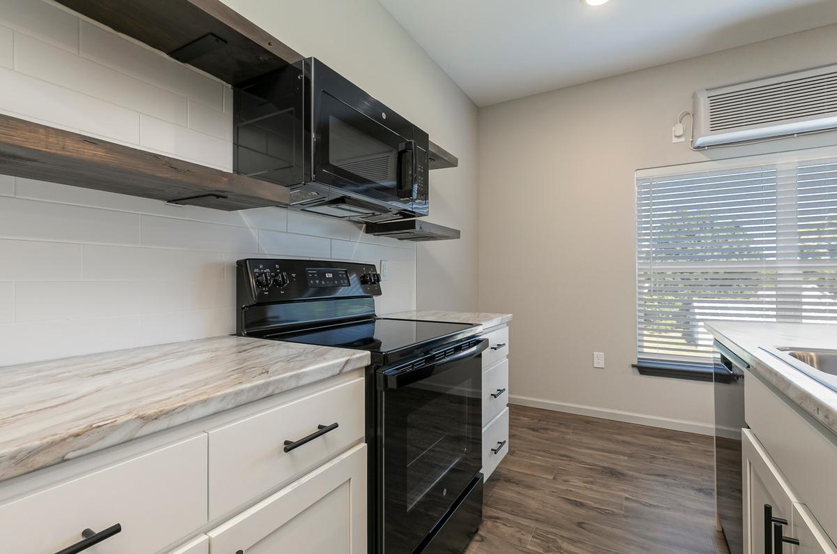 1 Bedroom Premium: Kitchen
