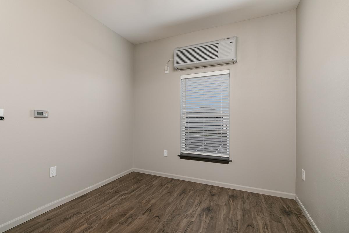 1 Bedroom Suite: Bedroom