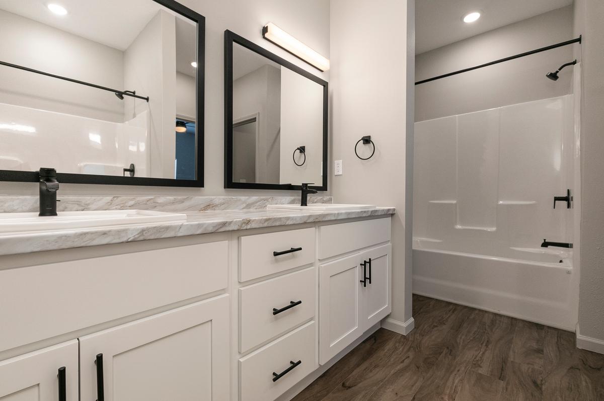 1 Bedroom Premium: Bathroom