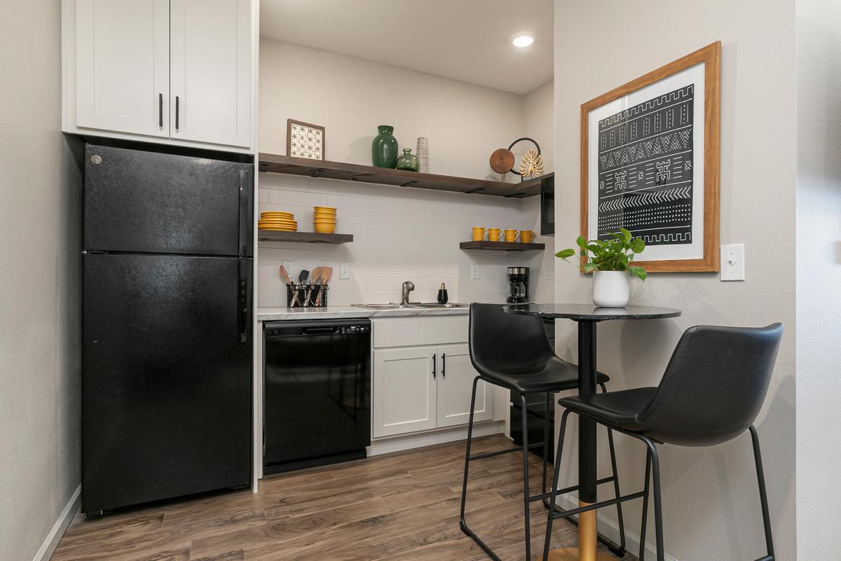 Furnished studio, green scheme: Dining Kitchen