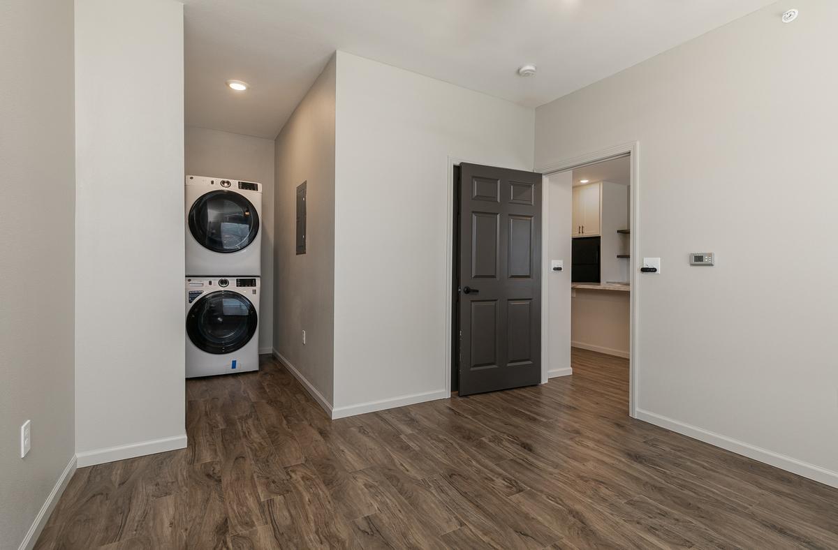 1 Bedroom Deluxe: Bedroom / Laundry