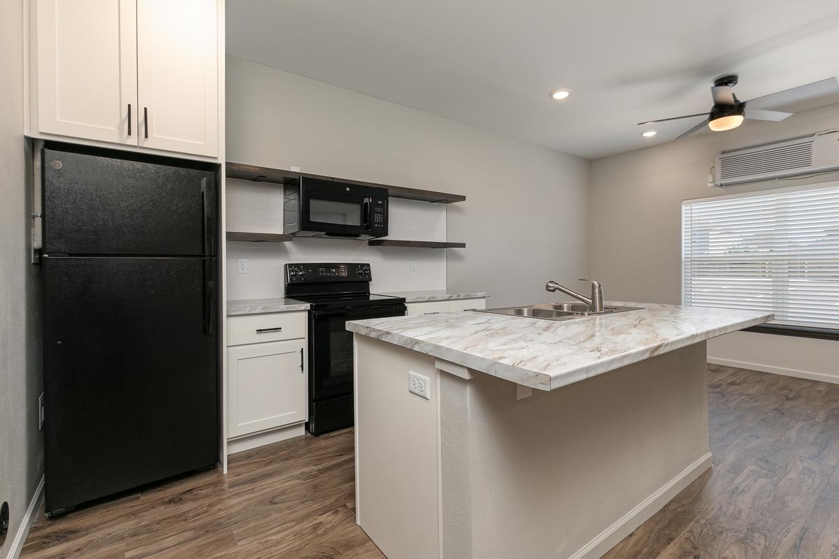 1 Bedroom Deluxe: Kitchen