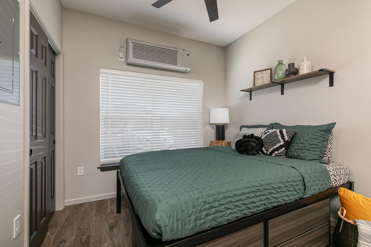 Furnished studio, green scheme: Bed
